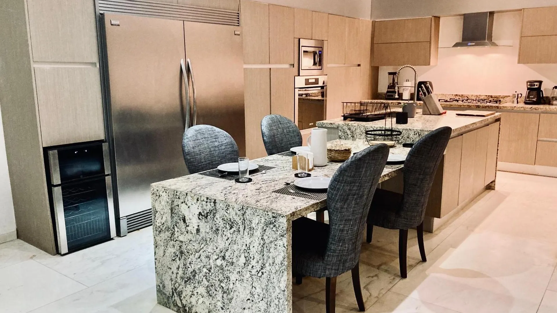 Homestay Luxury Priv. Suite W/ Whirlpool Tub 15 Mn Airport/Bacab Mansion Cancun Mexico